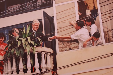 Đại sứ Mỹ đầu tiên tại Việt Nam, Pete Peterson trình quốc thư (Hà Nội – 14/5/1997) – (Tác giả: