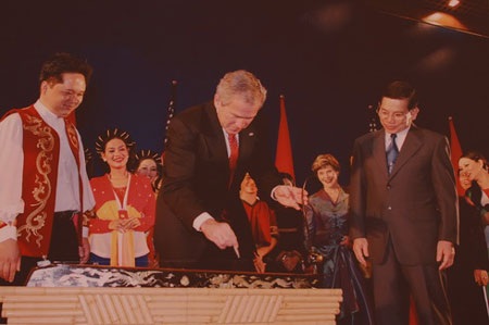 Tổng thống Mỹ George W. Bush với cây đàn bầu Việt Nam (2006) – (Tác giả: