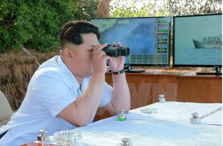 Báo Hàn Quốc: Tướng Triều Tiên trốn qua Nga để sang nước thứ ba - 1 Nhà lãnh đạo Triều Tiên Kim Jong-un theo dõi một vụ bắn thử tên lửa chống hạm. (Ảnh: