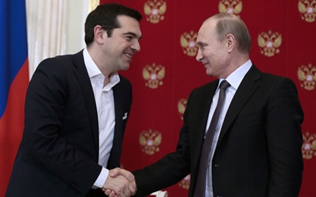 Nga sẽ hậu thuẫn Hy Lạp vượt qua khó khăn - 1 Thủ tướng Hy Lạp Alexis Tsipras (trái) trong một cuộc gặp với Tổng thống Nga Vladimir Putin.
