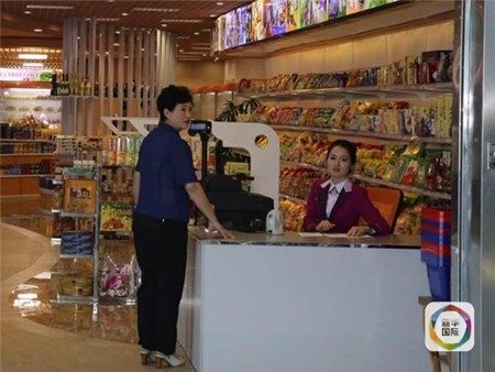 Nữ nhân viên quầy hàng tạp hóa tại nhà ga mới trẻ trung, xinh đẹp đủ đốn tim mọi du khách