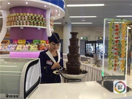 Nữ nhân viên quầy hàng tạp hóa tại nhà ga mới trẻ trung, xinh đẹp đủ đốn tim mọi du khách