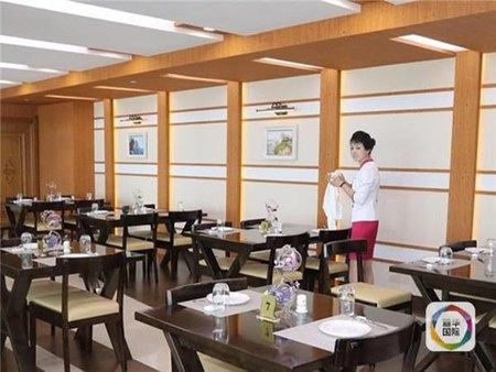 Nữ nhân viên quầy hàng tạp hóa tại nhà ga mới trẻ trung, xinh đẹp đủ đốn tim mọi du khách