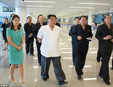 Nữ nhân viên quầy hàng tạp hóa tại nhà ga mới trẻ trung, xinh đẹp đủ đốn tim mọi du khách