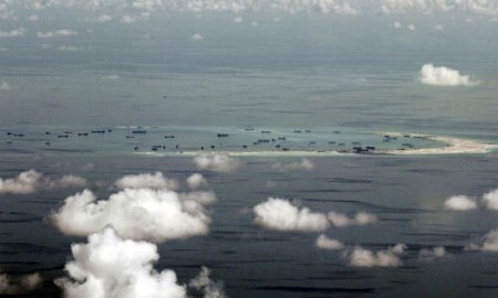 Trung Quốc toan tính gì trước vụ kiện của Philippines về Biển Đông? - 1 Hình ảnh vệ tinh cho thấy Trung Quốc cải tạo phi pháp bãi Vành Khăn ở Biển Đông. (Ảnh