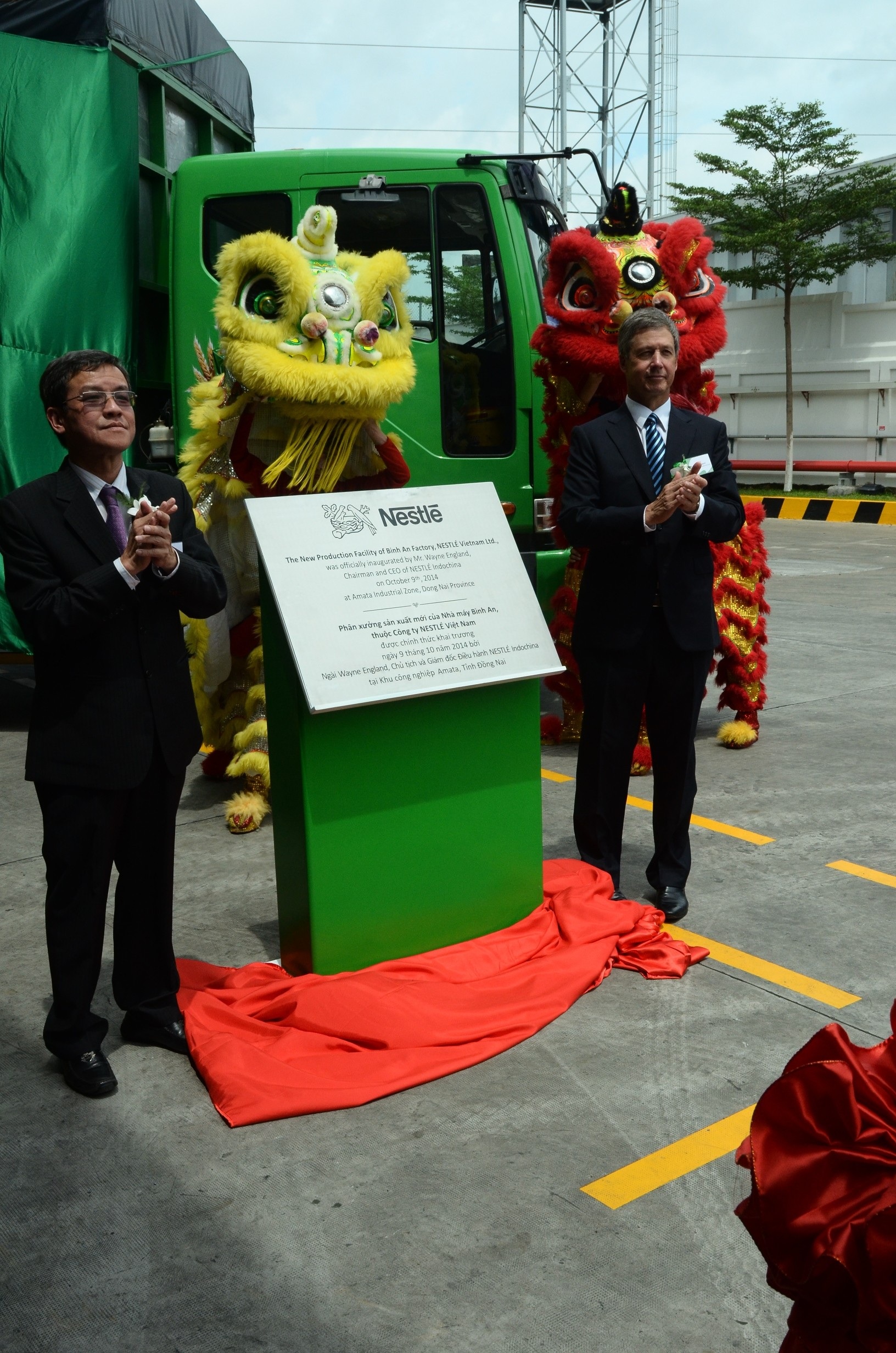 Tại Việt Nam, Nestlé vận hành 5 nhà máy và tuyển dụng 2.000 nhân viên.