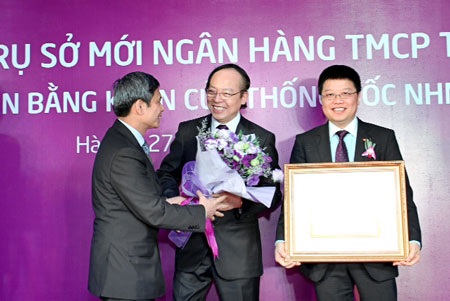 TPBank công bố lợi nhuận 2014 đạt 122% kế hoạch năm - 2 TPBank nhận bằng khen của Thống đốc NHNN về thành tích ngân hàng điện tử.