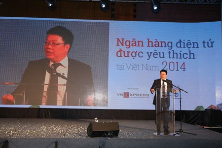 Tôn vinh Ngân hàng điện tử được yêu thích tại Việt Nam - 2 Ông Nguyễn Hưng, Tổng giám đốc TPBank nhận giải thưởng tại MyEbank 2014.