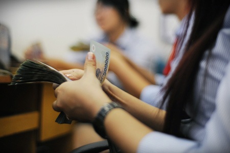 HSBC: Lãi suất sẽ giảm thêm 0,5% trong tuần này - 1 Mặt bằng lãi suất huy động VND đang xoay quanh mức 5%/năm.