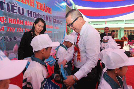 Ông Đàm Văn Tuấn - Phó Tổng Giám đốc ACB trao học bổng cho các em học sinh khó khăn.