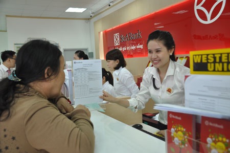 Phát triển ngân hàng bán lẻ: “Miền đất hứa” của các ngân hàng nội - 1 Khách hàng giao dịch tại SeABank.