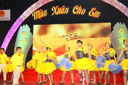 Mùa xuân cho em - Mùa xuân hi vọng - 1 Các ca sĩ nhí mang đến những tiết mục hấp dẫn.