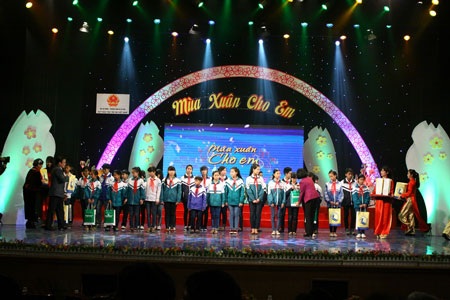 Mùa xuân cho em - Mùa xuân hi vọng - 3 Quỹ Bảo trợ Trẻ em Việt Nam trao quà cho các em nhỏ.
