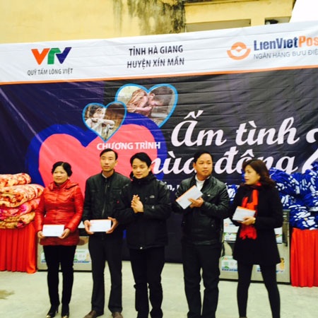LienVietPostBank trao quà từ thiện cho bà con huyện nghèo Xín Mần - 1 LienVietPostBank tổ chức Chương trình từ thiện “Ấm tình mùa đông 2”