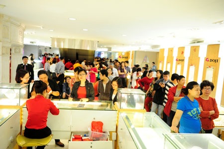 Rồng rắn xếp hàng “săn” vàng hình dê ngày Thần Tài - 1 Rồng rắn xếp hàng “săn” vàng hình dê ngày Thần Tài