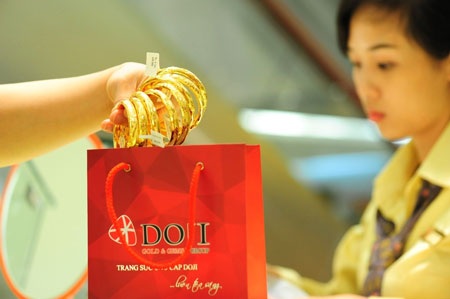 Giá vàng hồi phục từ mức giảm sâu ở đáy 4 tuần - 1 Giá vàng tăng nhẹ phiên sáng nay.