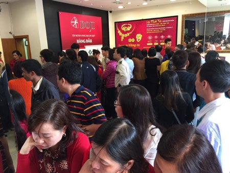 Rồng rắn xếp hàng “săn” vàng hình dê ngày Thần Tài - 5 Khu vực phía Nam: