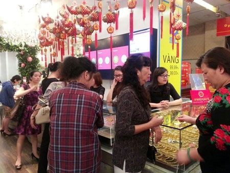 Vàng tiếp tục tăng giá, dân đổ xô đi mua cầu may - 2 Vàng tiếp tục tăng giá, dân đổ xô đi mua cầu may
