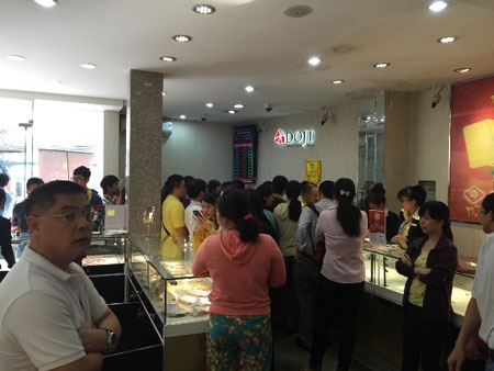 Rồng rắn xếp hàng “săn” vàng hình dê ngày Thần Tài - 7 Khu vực phía Nam: