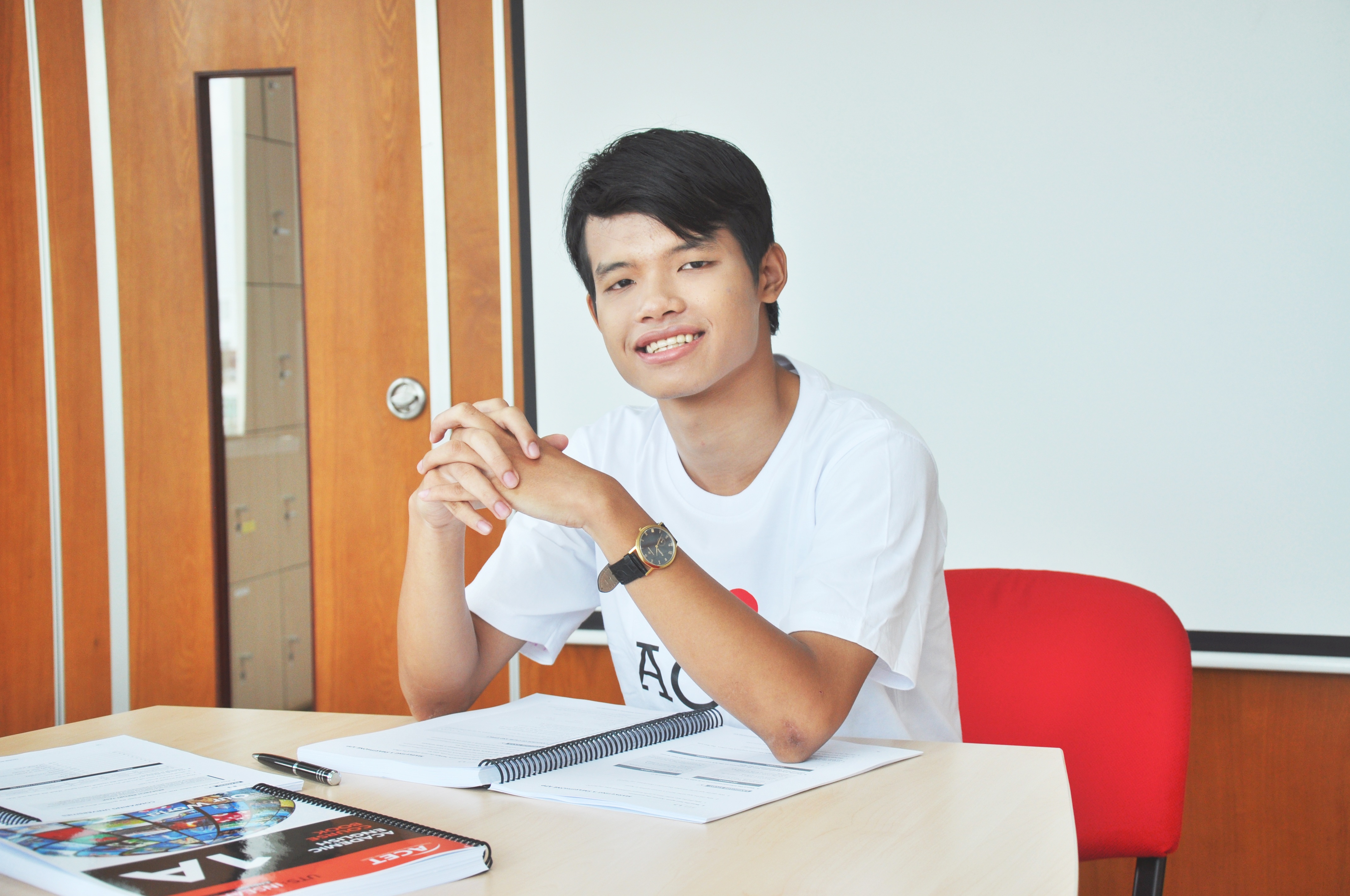 Nguyễn Trọng Nhân học tự học tại thư viện ACET sau giờ học trên lớp