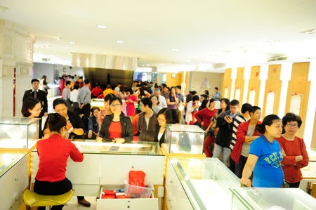 Đổ xô đi mua vàng vào ngày vía Thần Tài - 3 Nhộn nhịp mua vàng cầu may ngày Thần tài
