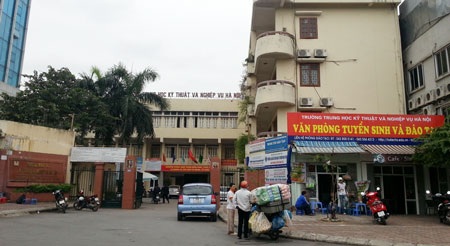 TP. Hà Nội chỉ đạo xử lý doanh nghiệp “chào” phí làm sổ đỏ “choáng váng” - 3 Trường Trung học KT&NV Hà Nội.