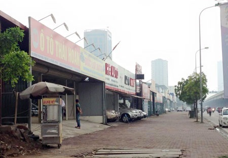 Mặt đường Phạm Hùng được biến hóa thành hàng loạt gara ôtô.