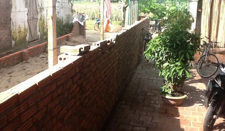 TP. Hà Nội yêu cầu huyện Mê Linh xử lý nghiêm túc vụ nhà dân bị xâm phạm - 3 Bức tường nhà ông Bếnh xây trên phần đất được xác định của nhà bà Chiến.