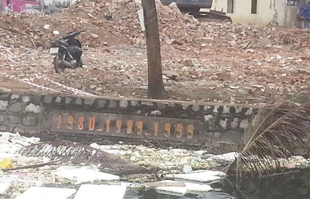 Công dân đường vành đai 2 khẩn thiết đề nghị xem lại mức giá đền bù - 4 Thời gian ông Kỳ sở hữu và cải tạo ao thể hiện rõ trên bờ đá kè.