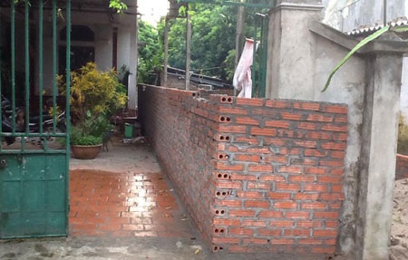 Huyện Mê Linh “đá bóng” trách nhiệm vụ nhà dân bị xâm phạm nghiêm trọng? - 1 Công trình vi phạm vẫn được đặc cách an toàn từ tháng 7/2014.
