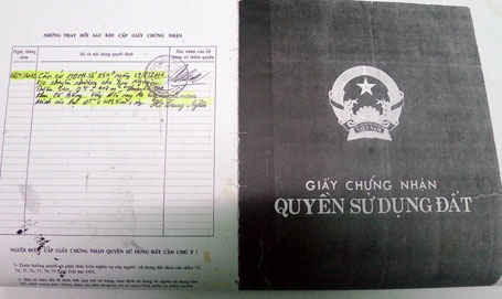 Chủ đất chết 4 năm, người mua vẫn ký được hợp đồng công chứng? - 2 Bà Hòa cho rằng ông Nguyễn Thiên Sơn
thực hiện điều chỉnh sổ đỏ bằng giấy tờ khống.