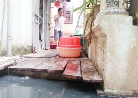 Bài 5: Quận Ba Đình xin ý kiến cơ quan chức năng việc “giải cứu” cụm dân cư ô nhiễm - 8 Cụm dân cư phải xếp gạch làm đường đi