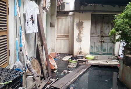 Bài 5: Quận Ba Đình xin ý kiến cơ quan chức năng việc “giải cứu” cụm dân cư ô nhiễm - 13 Mỗi khi mưa xuống nước thải lại tràn thẳng vào nền nhà