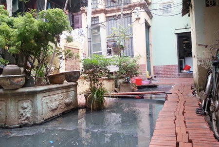 Bài 1: Cụm dân cư vật lộn trong cảnh ô nhiễm, xú uế giữa thủ đô - 5 Người dân phải xếp gạch, gỗ làm đường đi tạm