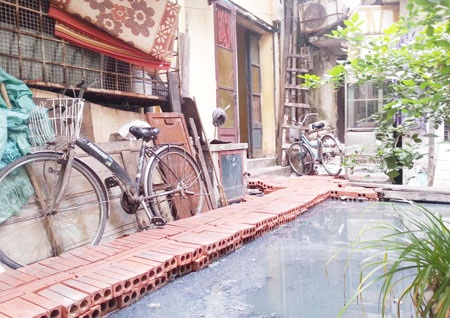Bài 1: Cụm dân cư vật lộn trong cảnh ô nhiễm, xú uế giữa thủ đô - 6 Người dân phải xếp gạch, gỗ làm đường đi tạm