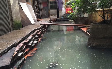 Bài 3: Chủ tịch quận Ba Đình lên tiếng việc “giải cứu” 12 hộ dân ngập trong nước thải - 4 Khi mưa khu sân chung ngập nước thải sâu 40 - 50cm