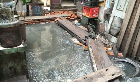 Bài 9: TP Hà Nội chỉ đạo “giải cứu” cụm dân cư ngập trong ô nhiễm trước ngày 30/4 - 4 Tình trạng ô nhiễm, xú uế đang đe dọa 12 hộ dân từ năm này sang năm khác