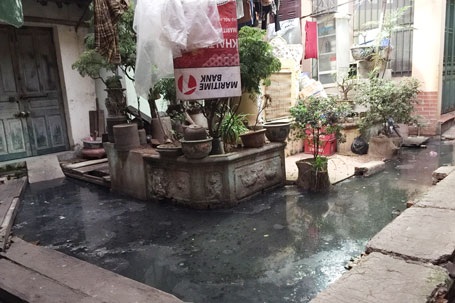 Bài 13: Hết hạn “tối hậu thư”, 12 hộ dân ngập trong ô nhiễm chưa được “giải cứu” - 2 Quá hạn TP. Hà Nội chỉ đạo số nhà 146 phố Quán Thánh vẫn ngập trong nước thải, nước bể phốt