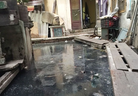Bài 13: Hết hạn “tối hậu thư”, 12 hộ dân ngập trong ô nhiễm chưa được “giải cứu” - 3 Quá hạn TP. Hà Nội chỉ đạo số nhà 146 phố Quán Thánh vẫn ngập trong nước thải, nước bể phốt