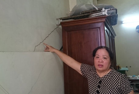 Hà Nội: Công trình cao tầng không phép đe dọa các hộ dân 91 Hàng Đào - 4 Tường nhà bà Tý chằng chịt những vết nứt do công trình vi phạm của hộ ông Chiến gây ra