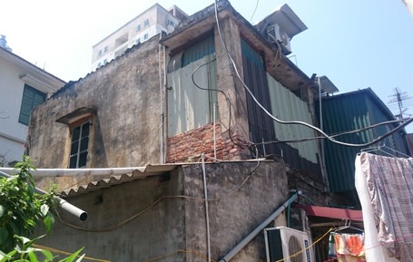 TP. Hà Nội chỉ đạo “giải cứu” gần 400 cư dân sống trong khu tập thể chờ sập - 3 Cư dân tập thể H36 đã quá quen cảnh sống trong nơm nớp lo âu.