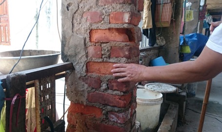 Gần 400 người sống chen chúc trong khu nhà tập thể chờ sập giữa Thủ đô - 7 Chỉ cần dùng ngón tay tác động gạch xây cột nhà dễ dàng bở bùng bục khiến nhiều người hãi hùng
