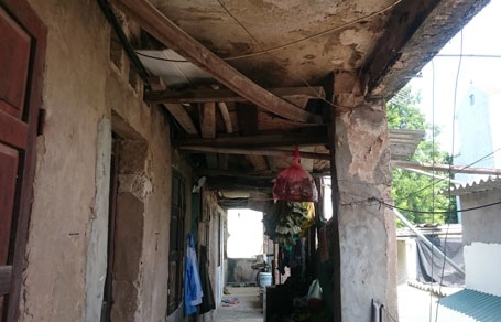 Chốt phương án “giải cứu” cư dân khu tập thể chờ sập ngay trong tháng 7/2015 - 3 Cư dân tập thể H36 mòn mỏi chờ giải cứu từng ngày.