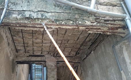 Chốt phương án “giải cứu” cư dân khu tập thể chờ sập ngay trong tháng 7/2015 - 2 Chỉ cần tác động nhẹ bê tông trần nhà dễ dàng bong tróc từng mảng.
