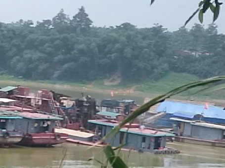 Phú Thọ: Tàu cát trái phép "dàn trận" đục khoét sông Lô giữa ban ngày - 2 nhiều ngày qua
