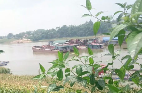 Phú Thọ: Tàu cát trái phép "dàn trận" đục khoét sông Lô giữa ban ngày - 1 nhiều ngày qua