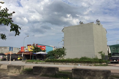 Hà Nội: Đất quy hoạch làng nghề vô tư “biến hóa” thành nhà cao tầng, quán bia - 3 Nhiều công trình vi phạm quy hoạch tỷ lệ 1/500 vẫn vô tư mọc lên hàng ngày