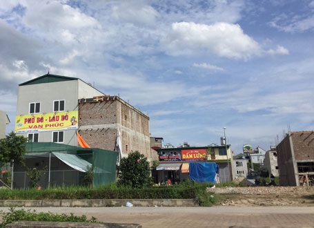 Hà Nội: Đất quy hoạch làng nghề vô tư “biến hóa” thành nhà cao tầng, quán bia - 4 Nhiều công trình vi phạm quy hoạch tỷ lệ 1/500 vẫn vô tư mọc lên hàng ngày