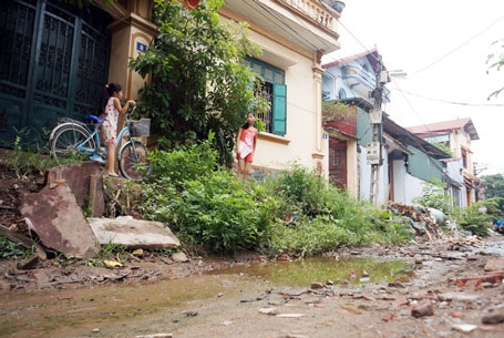 Đã 3 năm qua việc đi lại của người dân tổ dân phố 26, 27, 28 phường Thịnh Liệt trở nên rất khó khăn