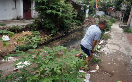 Xe, máy thi công cứ đến rồi đi nhưng con đường vẫn chưa được hoàn thiện